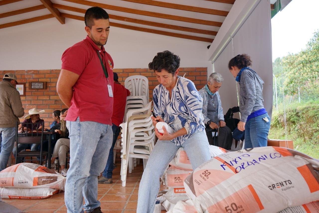 Profesional Plantama asesorando cliente