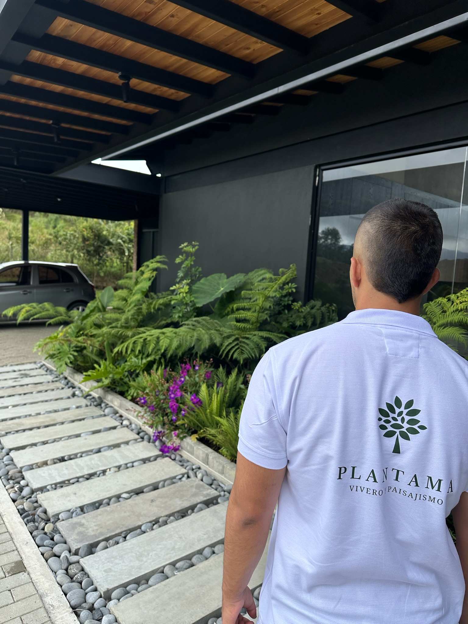 Equipo Plantama trabajando en jardín